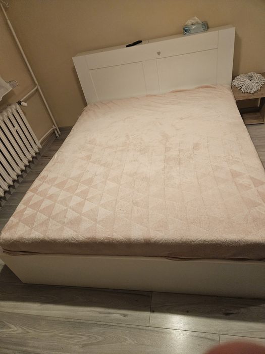 Łóżko z materacem
