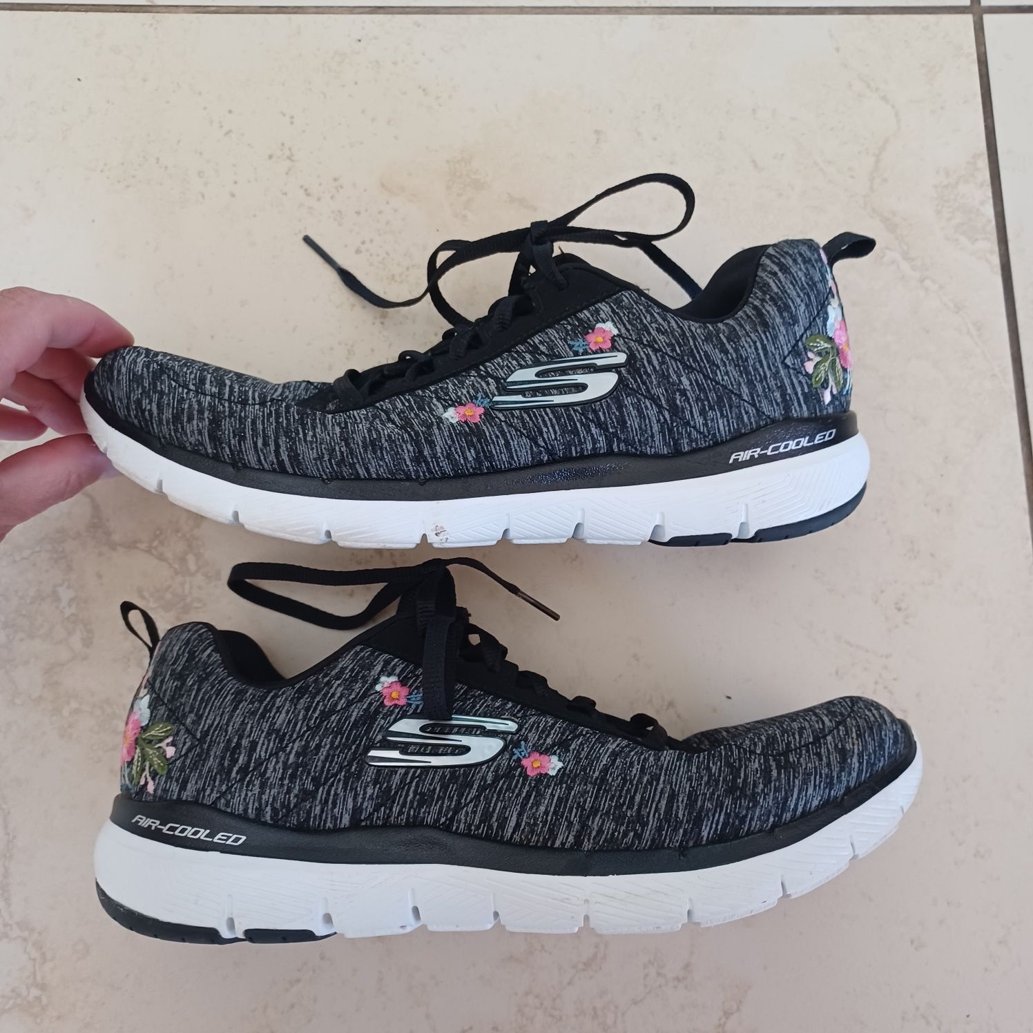 PIĘKNE buty firmy Skechers memory foam air cooled jak nowe 39/26 cm