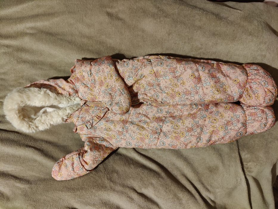 Piękny kombinezon zimowy, jesienny, wiosenny w kwiaty