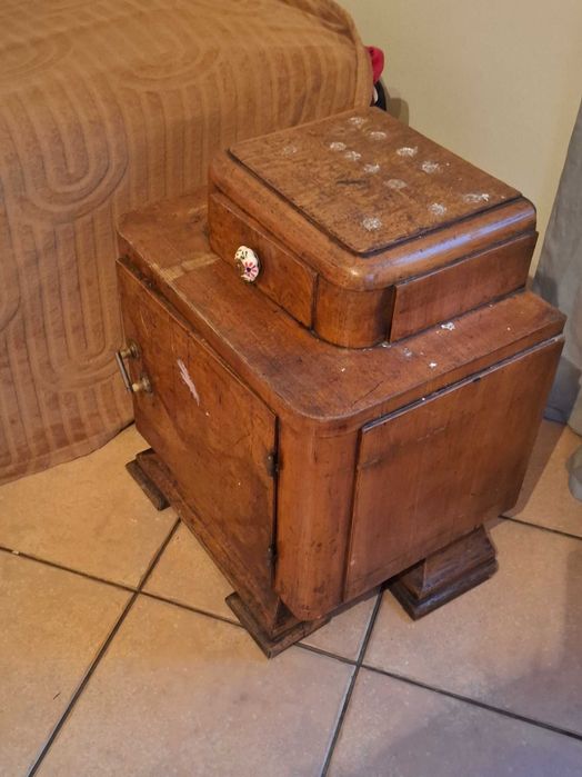 stoliki nocne  drewniane