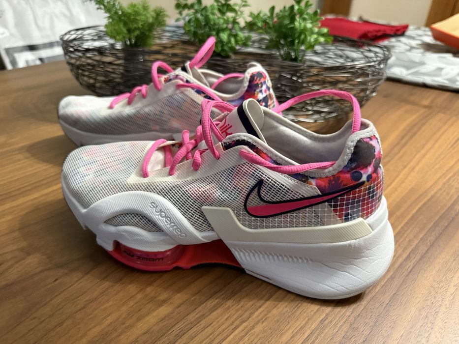 Sapatilhas Mulher Nike como novas ( venda por falata de uso )