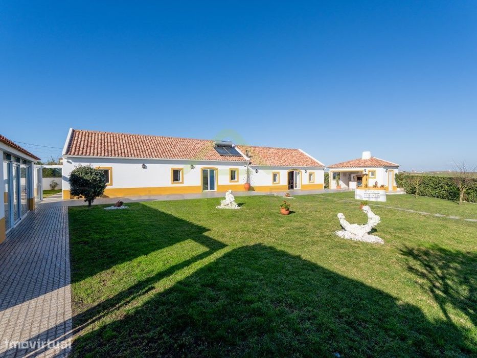 Quintinha T5 inserida em terreno com 1450 m2 junto às praias do Oeste!