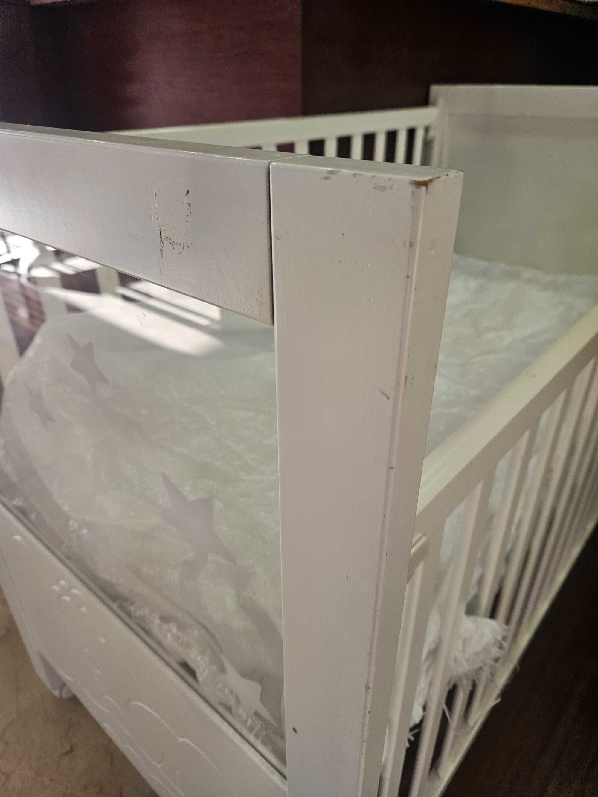 Cama de bebé em branco