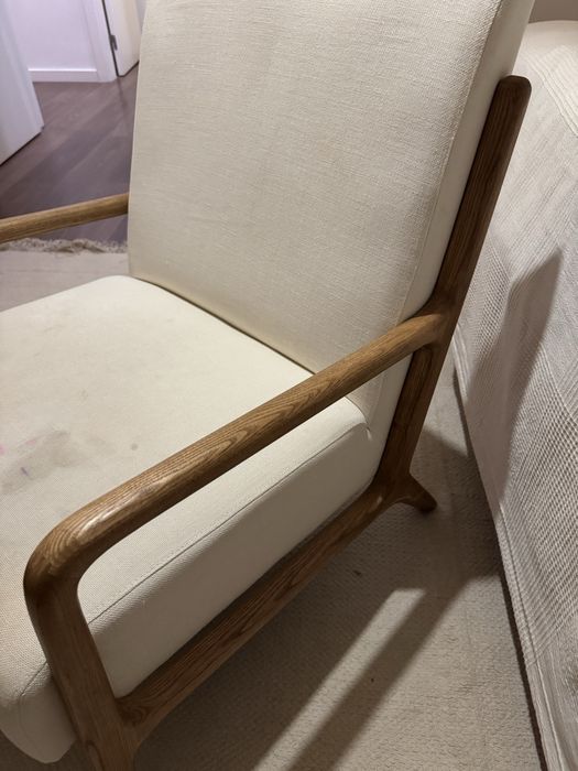 Poltrona Zara Home de madeira de freixo em linho branco creme