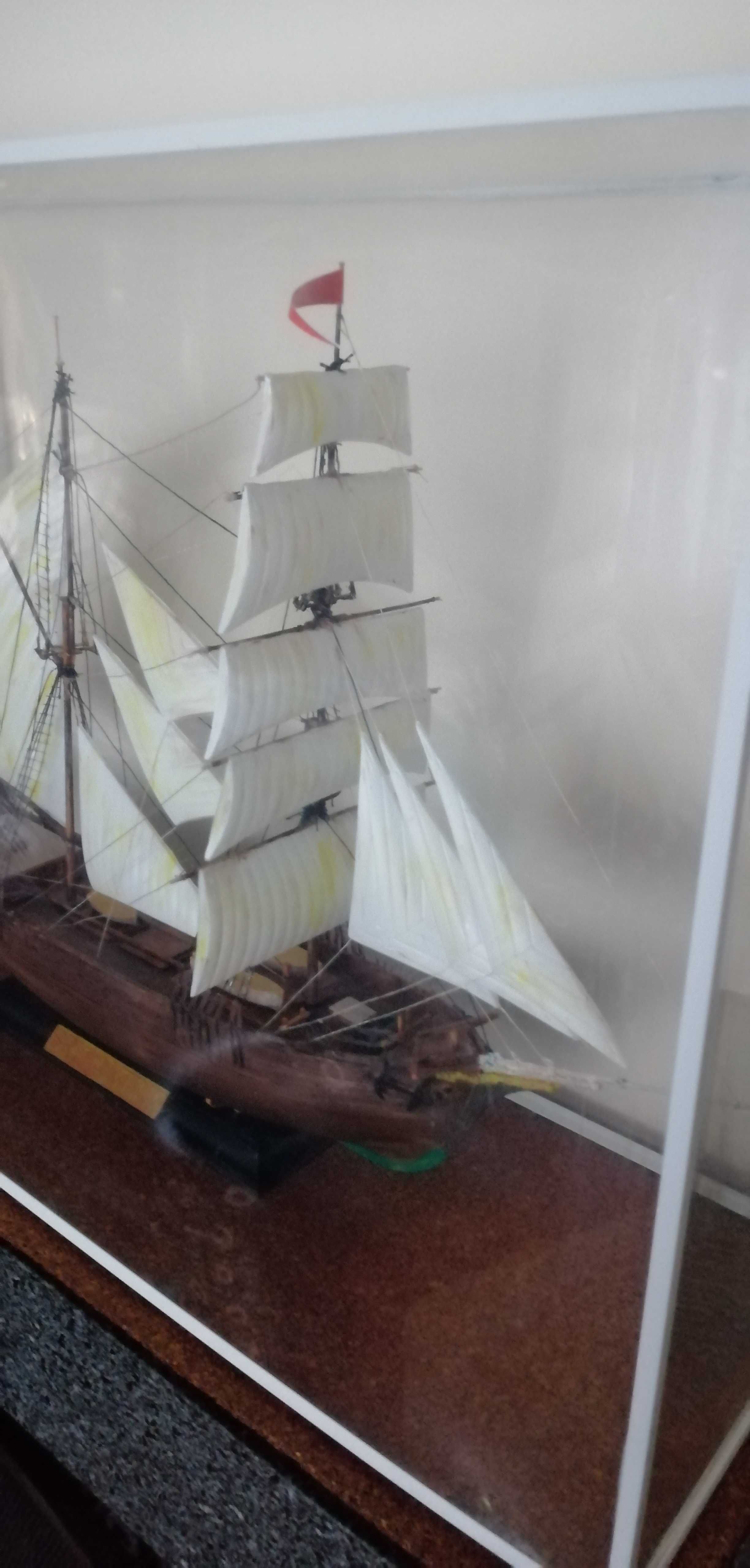 Barco caravela com redoma