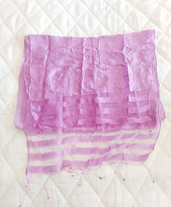 Echarpe lilás bordada | NOVA