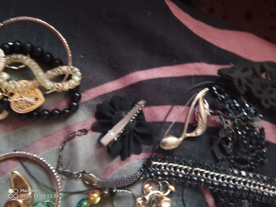 Sztuczna biżuteria mix około 1.5 kg