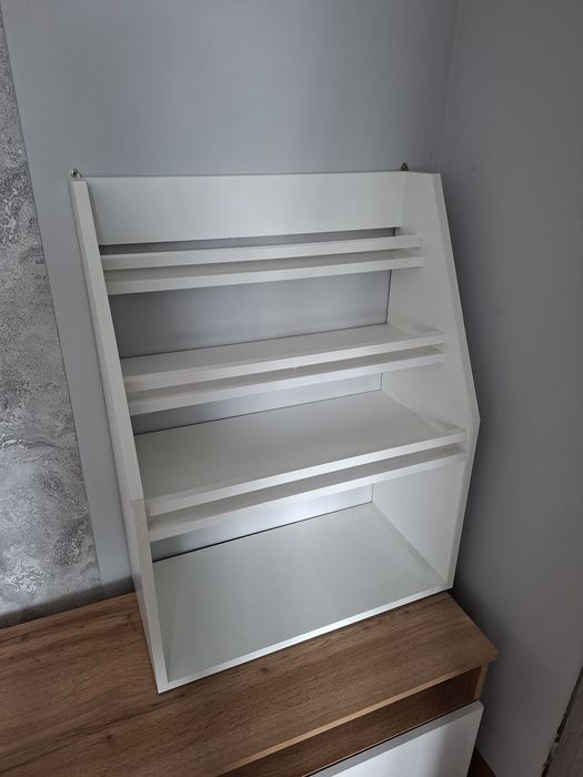 Półka drewniana do pokoju dziecięcego na książki