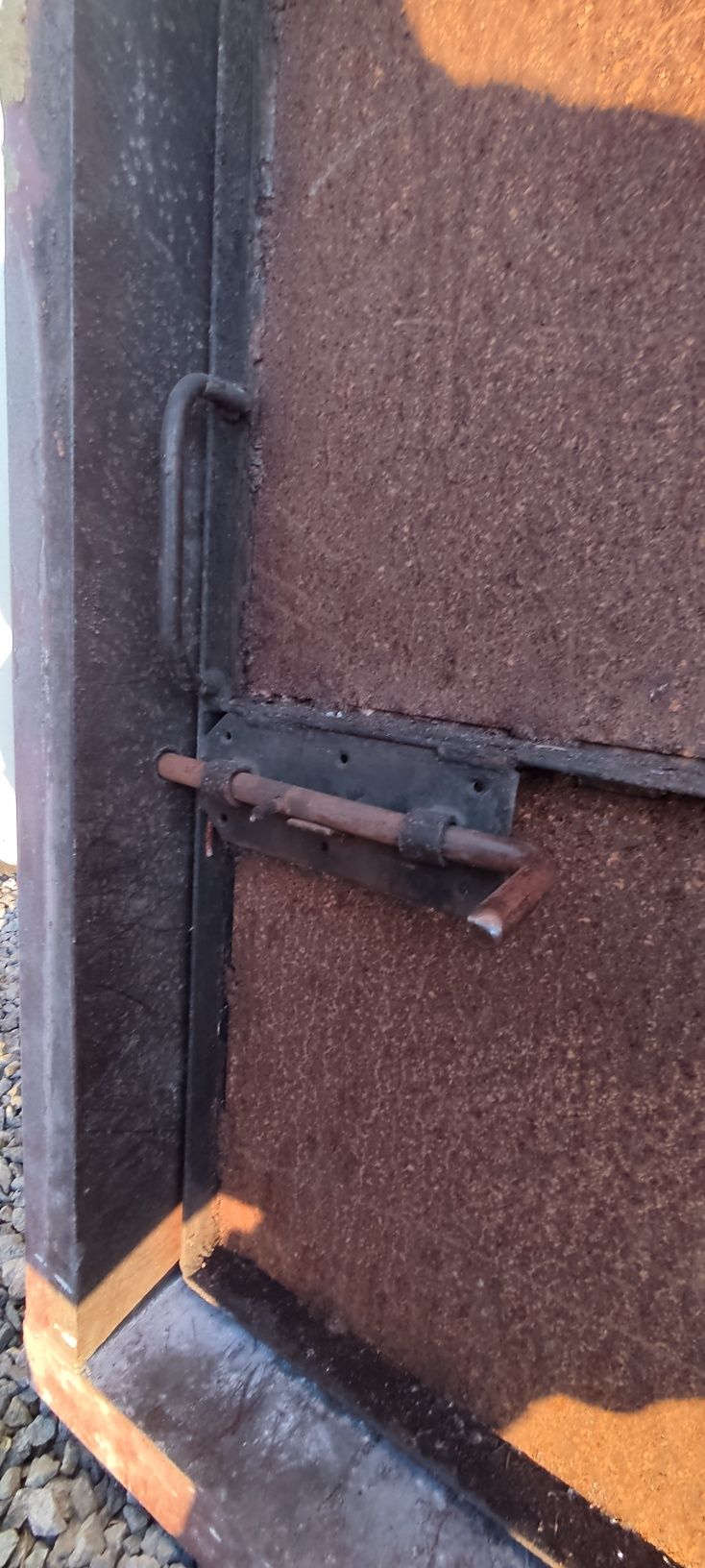 Okno metalowe  do kotłowni 85x83x10
