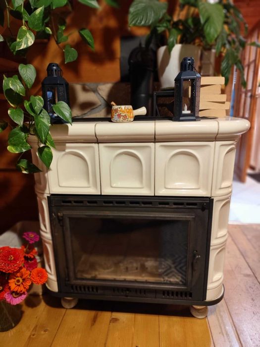 Piec kaflowy Biały, wolnostojący, kominek, koza żeliwny ceramiczny.