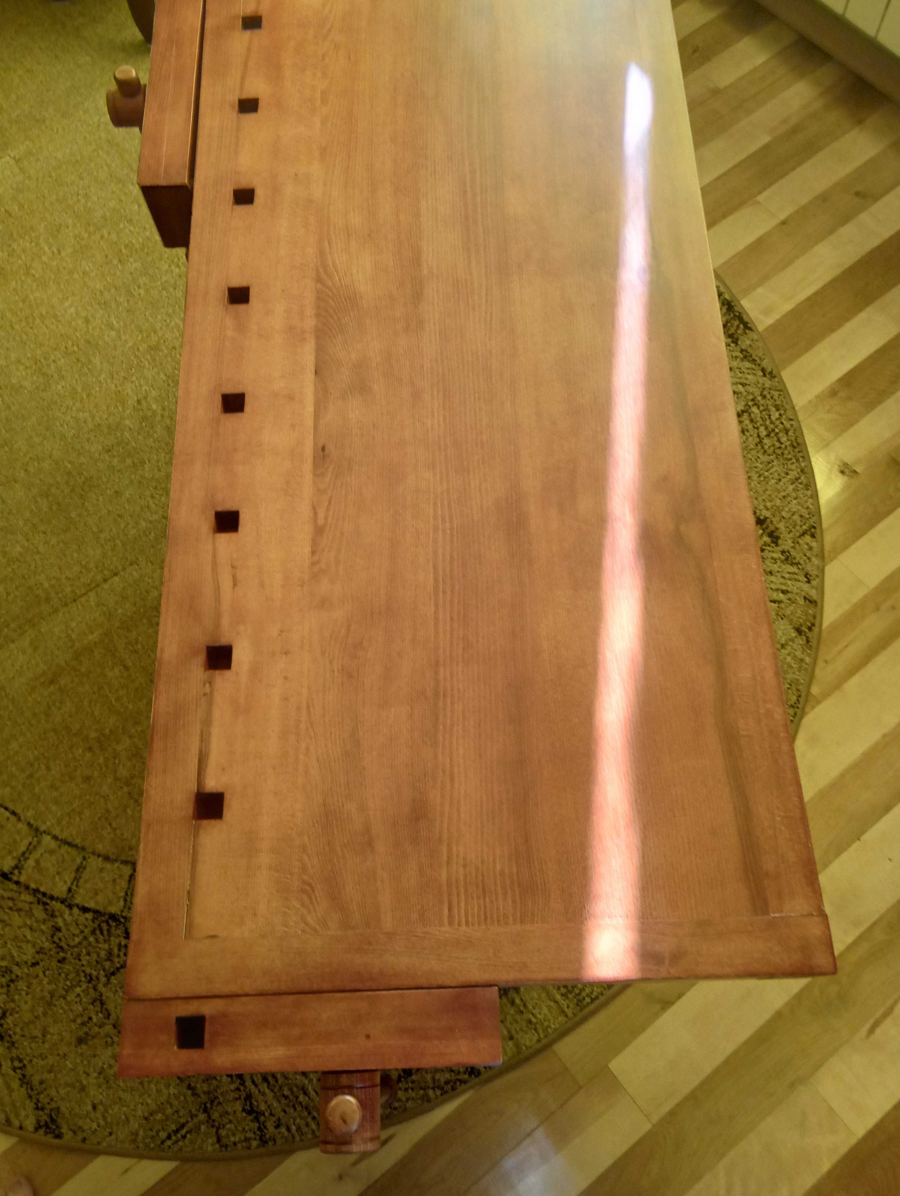 Stół rustykalny w stylu starych warsztatów stolarskich.