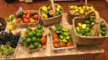 Fruta: marmelos, diospiros, peras, maçãs, pêra abacate, physalis, piri