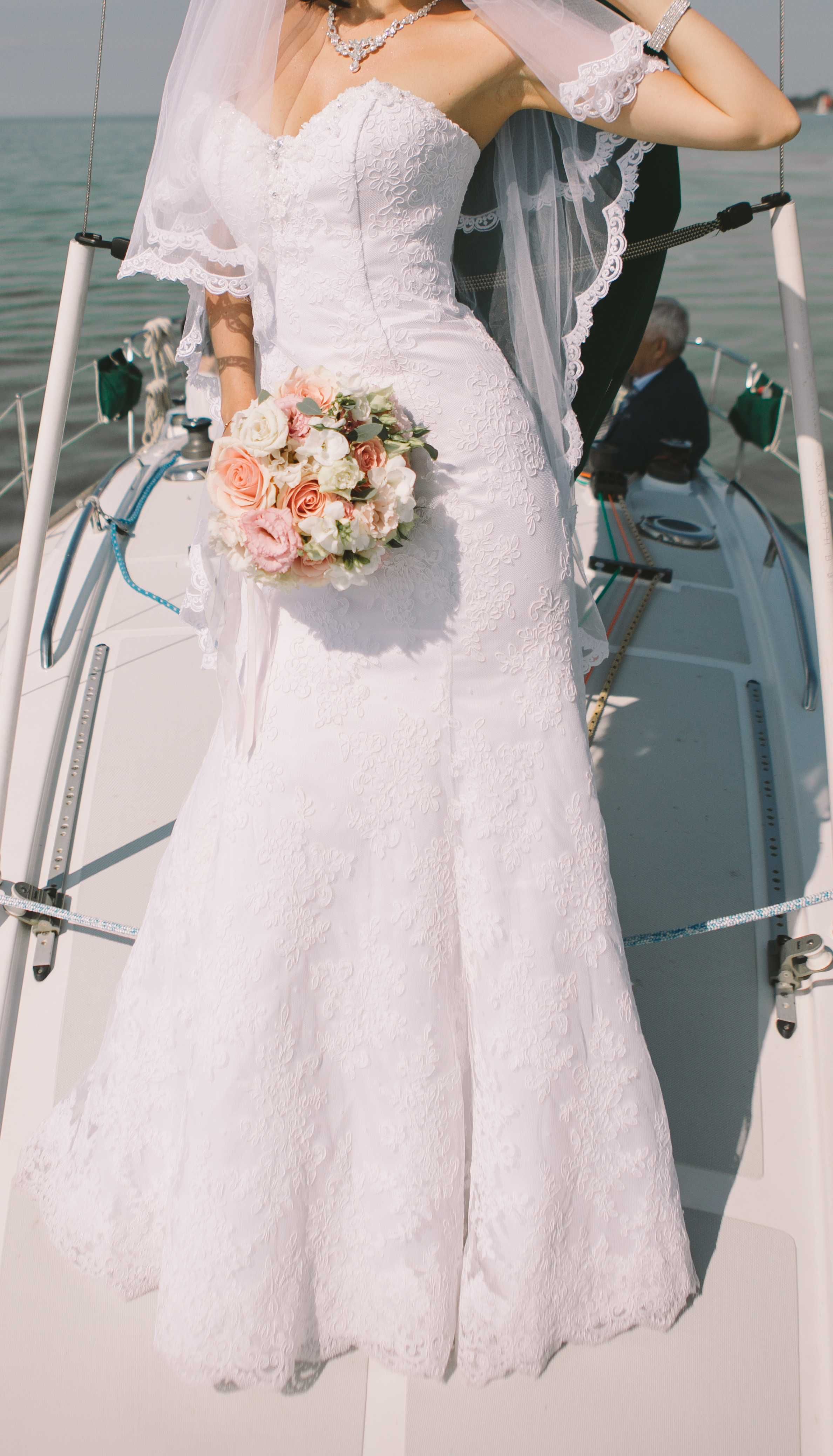 Свадебное платье белое, фасон рыбка с дополнительной пышной юбкой