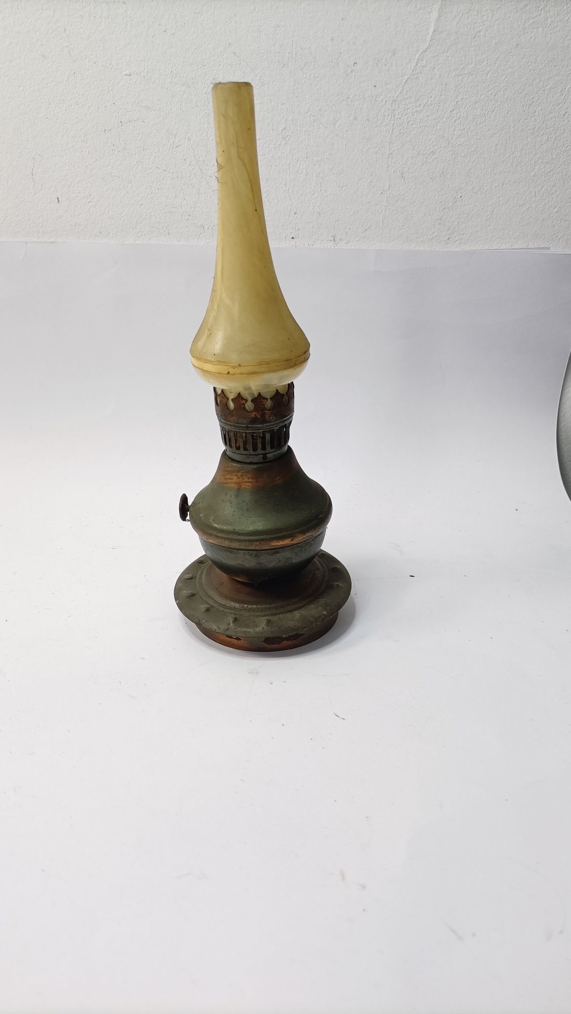 Stara miedziowana lampka naftowa z kominem T27