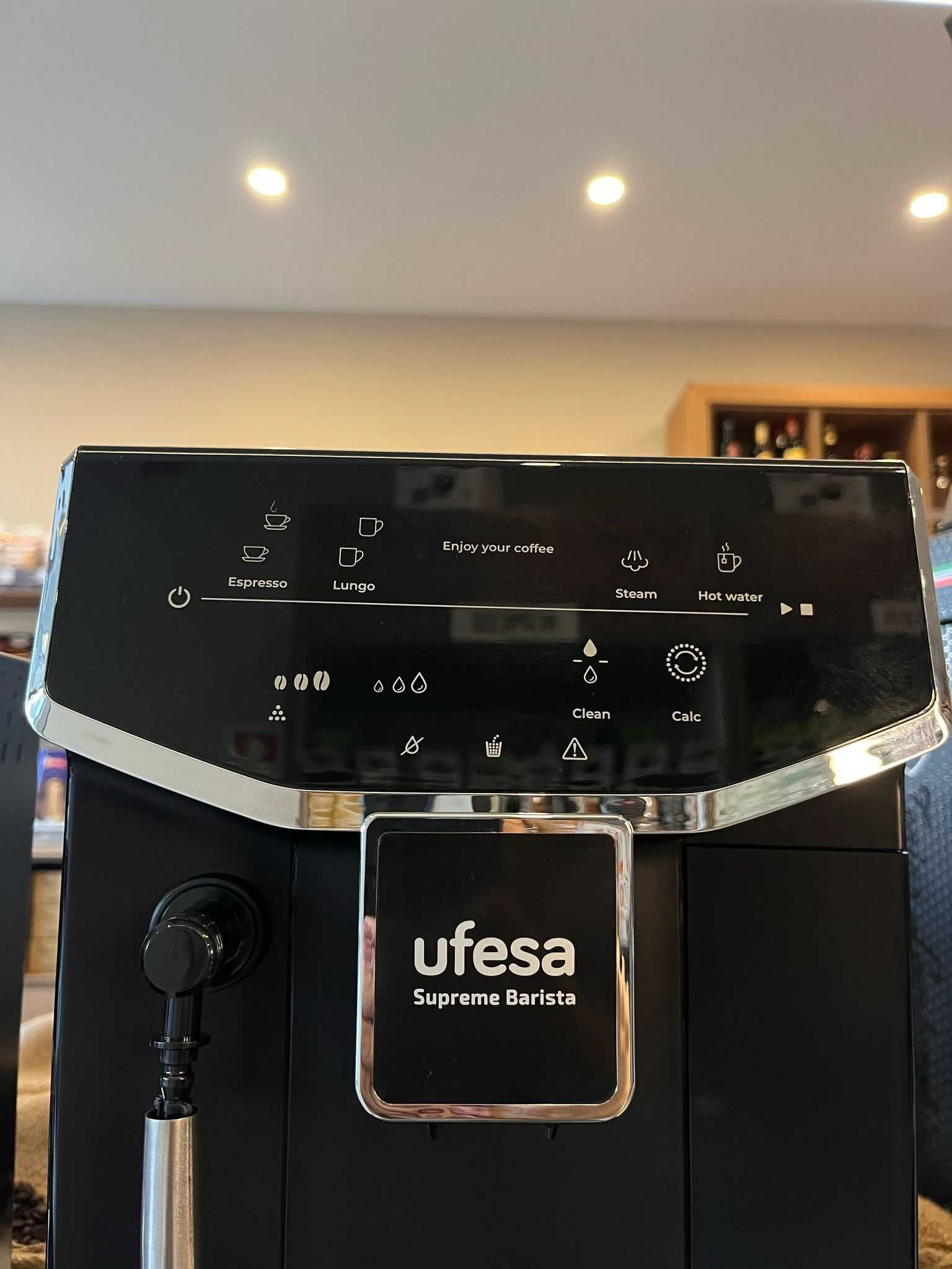 Maquina nova em caixa de cafe de grao ufesa
