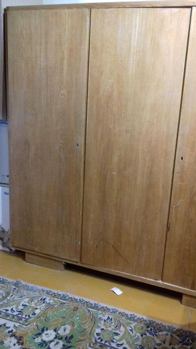 Drewniana, trzydrzwiowa szafa - PRL.