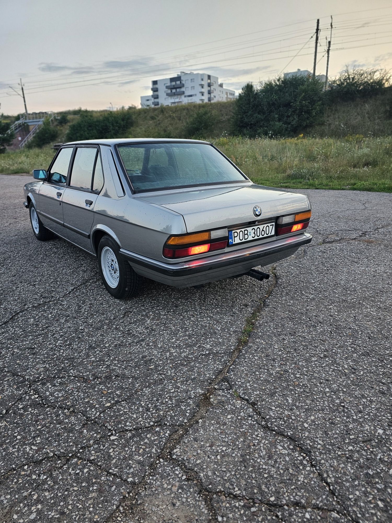BMW E28 520i z silnikiem 2.8 – klasyka z duszą i pazurem