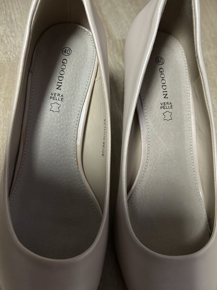 Czółenka, buty, pantofle beżowe rozm. 40- mniejsze