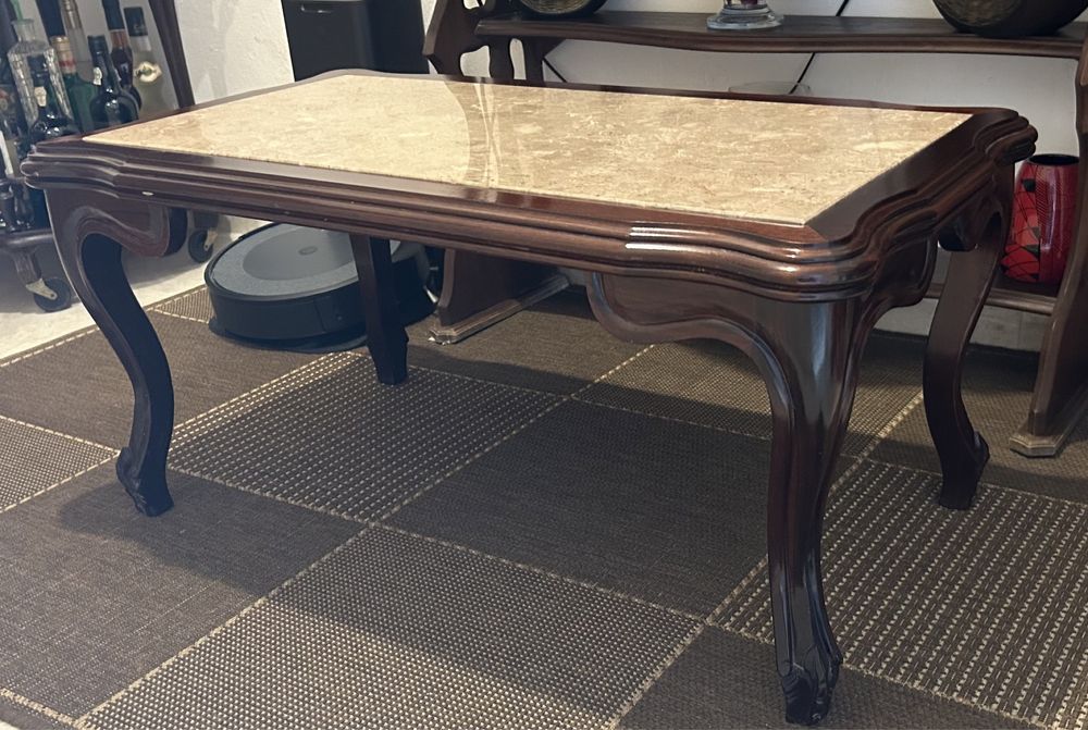 Mesa de sala de mogne com tampo de pedra