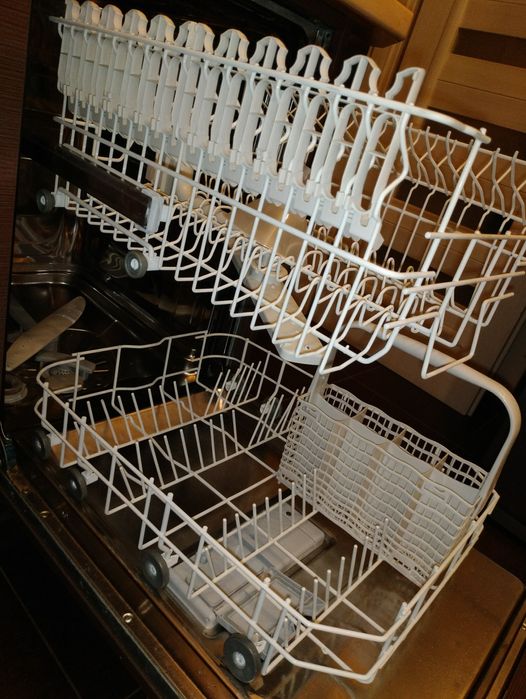 Посудомойка Elektrolux ESL 43020