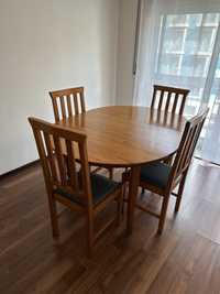 Mesa e 4 cadeiras em madeira