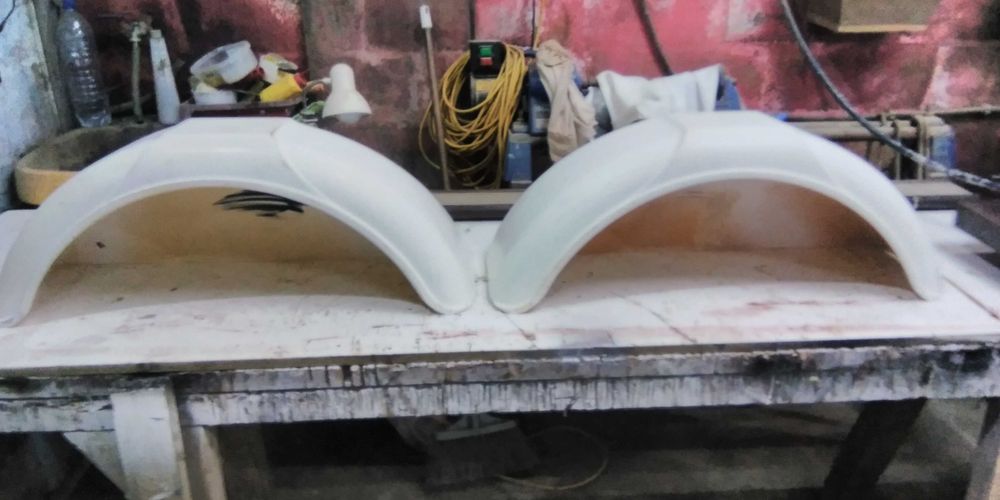 Um par de guarda-lamas em plástico, em bom estado, para atrelados.