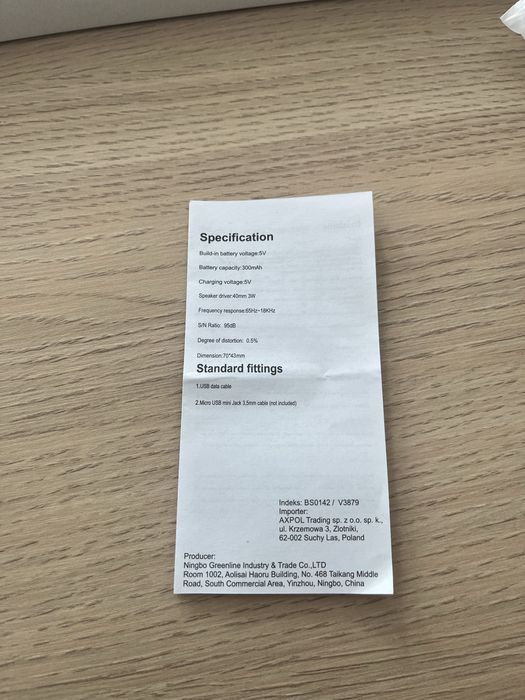 Nowy mały czarny przenośny głośnik z kablem USB