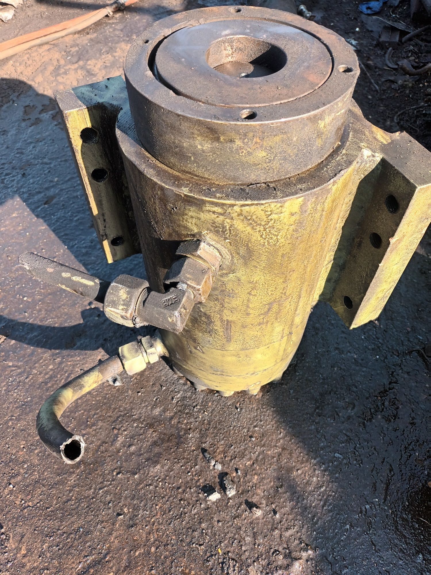 Siłownik hydrauliczny dwustronny