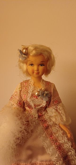 Boneca com Música antiga 22cm belíssima