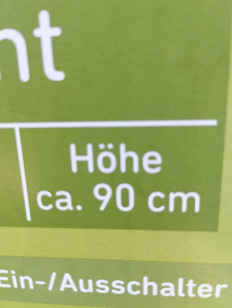 Lampa solarna z motywem żaby i instrumentu.