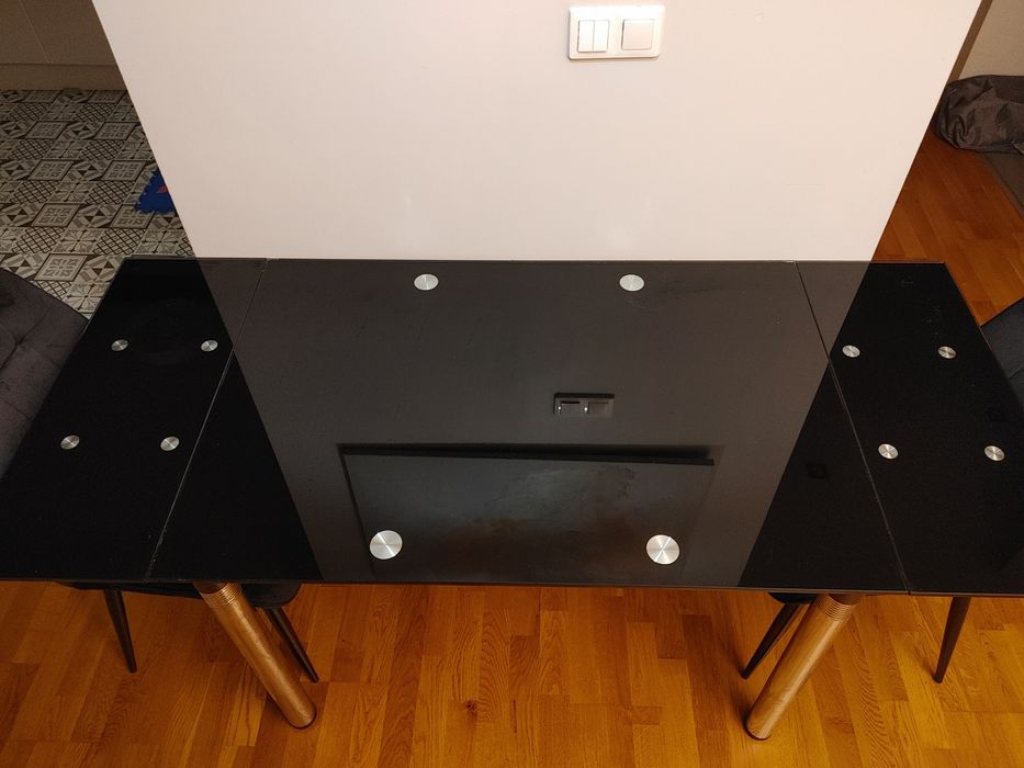 Czarny szklany stół rozsuwany