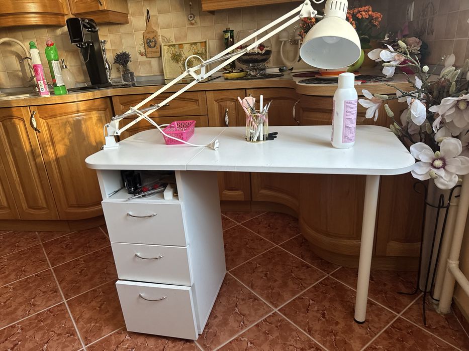Sprzedam biurko do stylizacji paznokci składane w pół