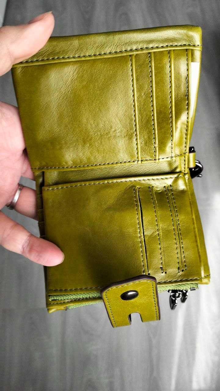 Невеликий шкіряний гаманець, з якісної , приємної м'якої шкіри.