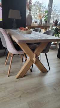Piękny drewniany stół, styl wiejski, prowansalski