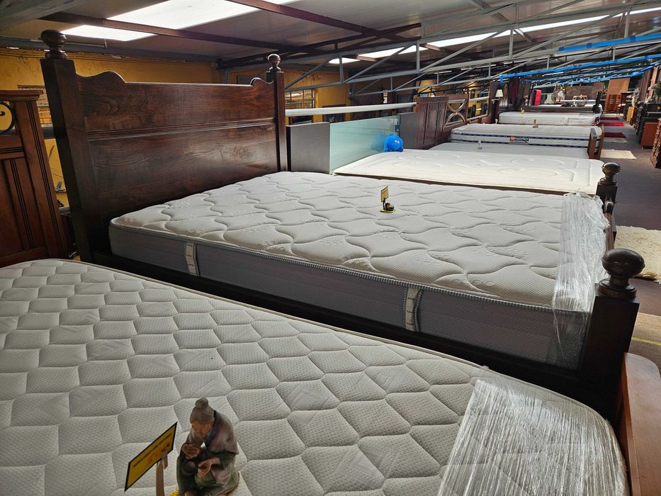 Magnifica cama em madeira maciça com estrado e colchã