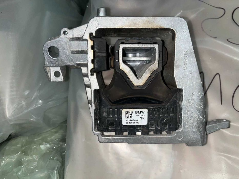 Подушка, опора двигуна права BMW X1 F48 16" xdrive 28i 22118835566