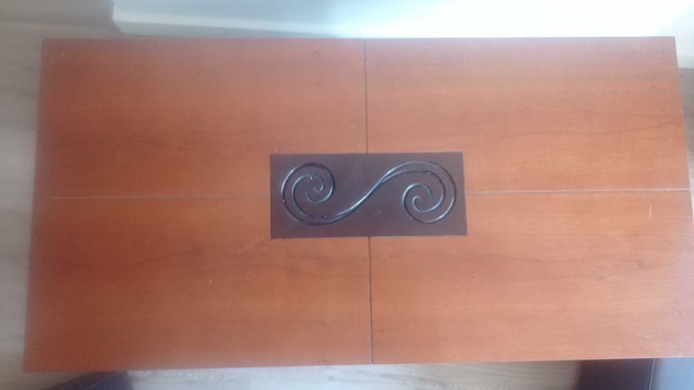 Mesa de centro com dois bancos