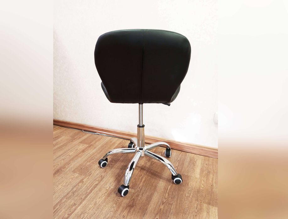 Обертове крісло офісне чорне Demure стілець комп'ютерний на калесах