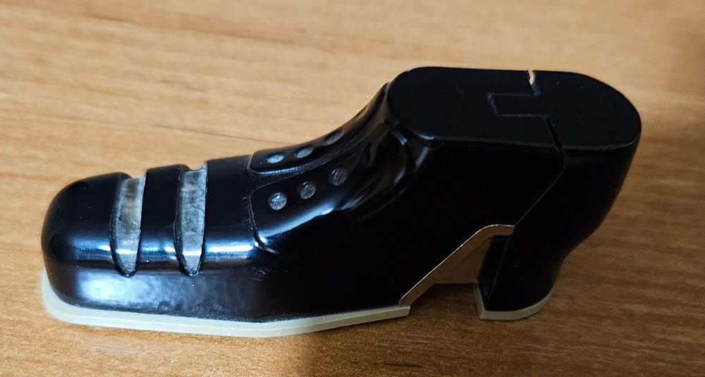 Figurka but (zapalniczka)