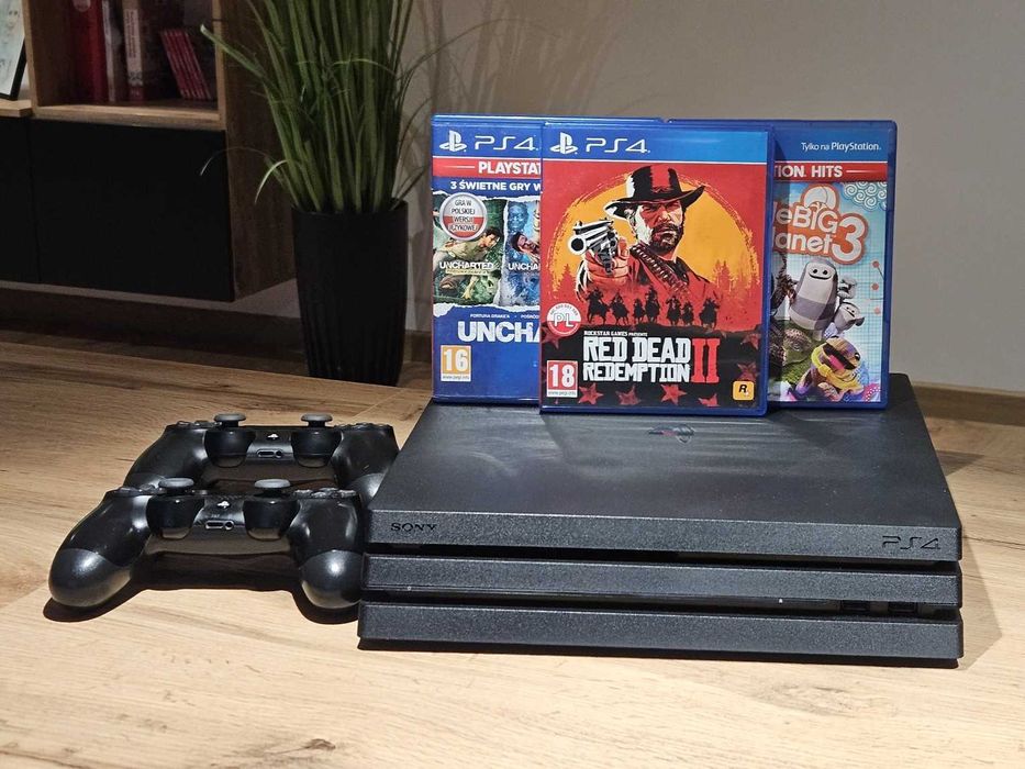 Sony PlayStation 4 PRO, 1TB, 2 pady, 3 gry, stan bardzo dobry