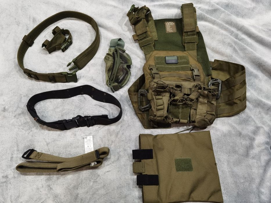 Kamizelka taktyczna, gogle wojskowe, torba zrzutowa, pas taktyczny