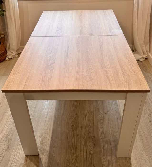 Mesa extensível com um desenho moderno e elegante.