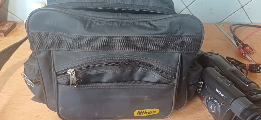 Видеокамера Sony CCD-FX270E
