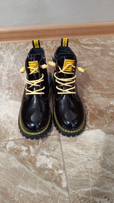 Нові чобітки для дівчинки