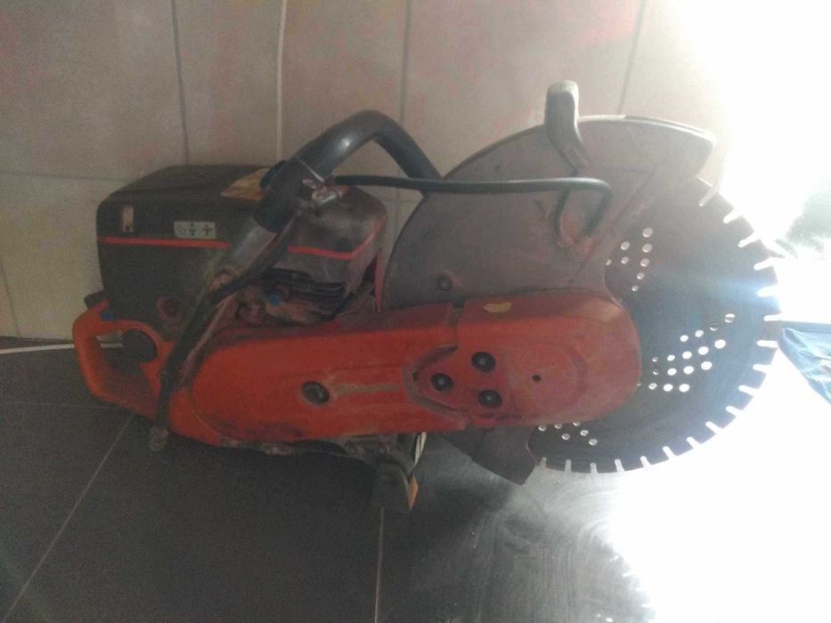 Piła Husqvarna do cięcia kostki brukowej, betonu