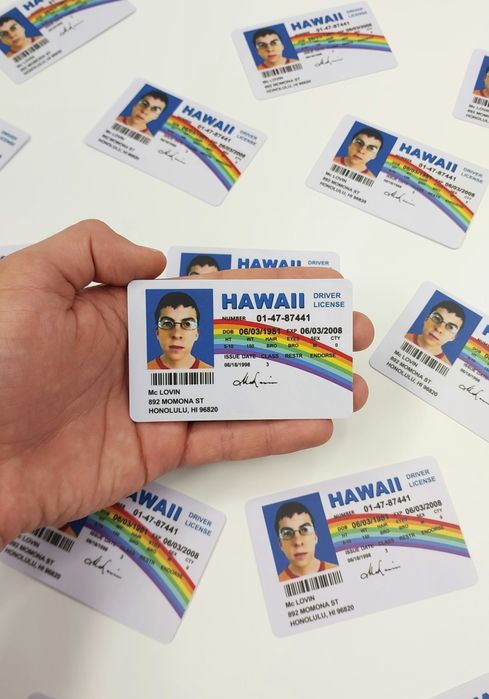 ОПЛАТА НА ПОШТІ, Сувенірні права Мактрахера, Mclovin id card