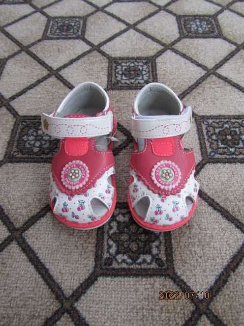 Босоніжки Kids для дівчинки нові