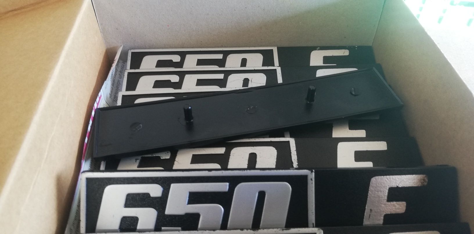 Fiat 126p emblemat na tylną klapę 650 E oryginalny nowy