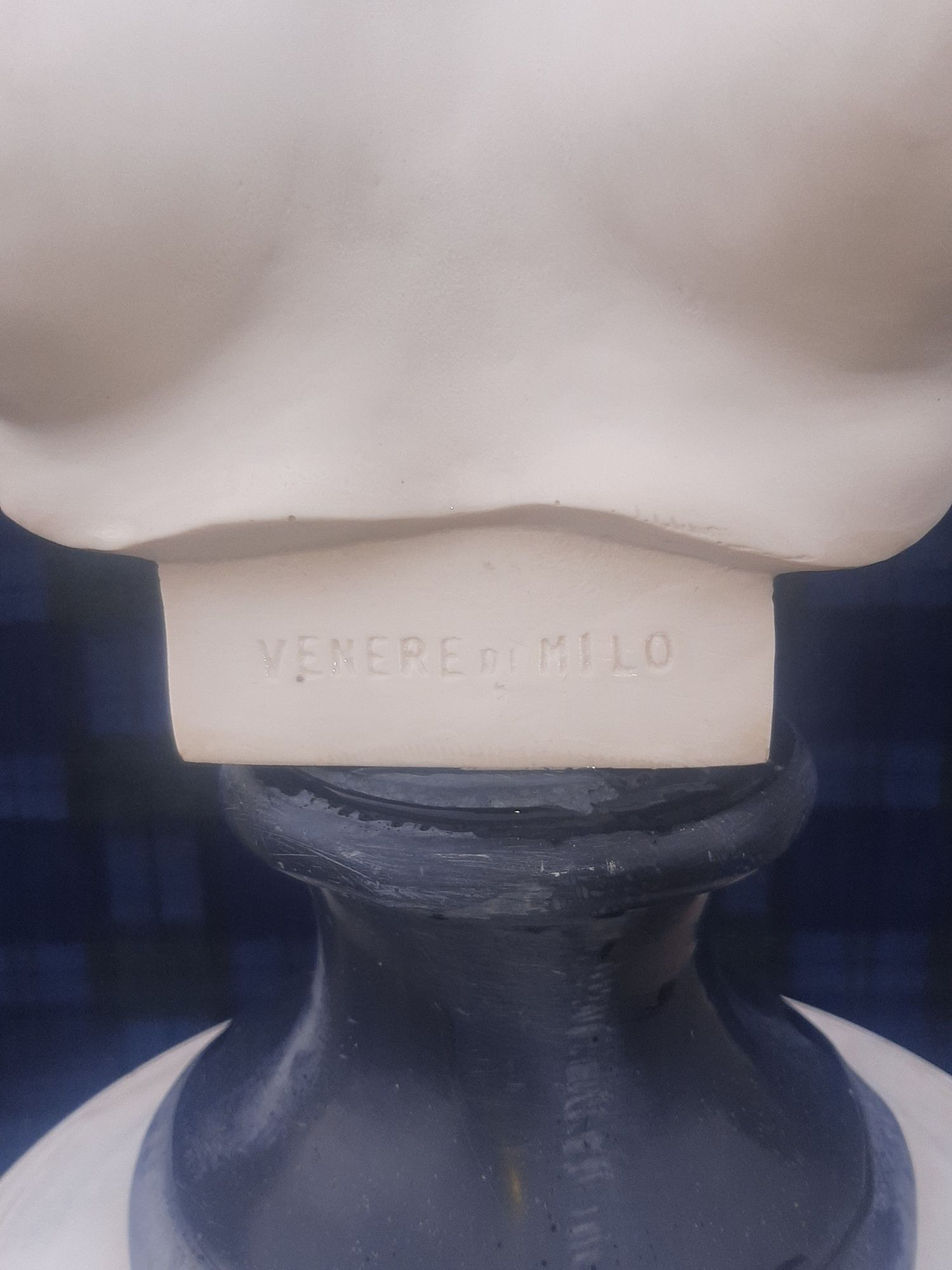 Antiga Coluna em Mármore Maciço Italiano Com Escultura Venus do Nilo