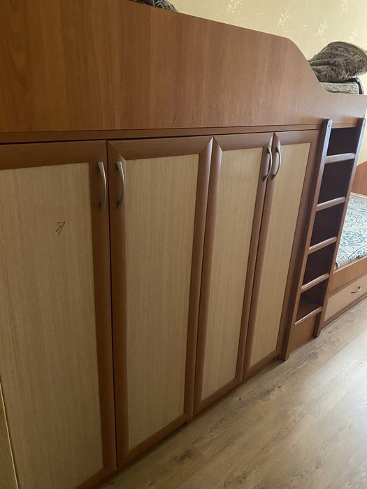 Кровать детская двухярусная и большими вместительными шкафами